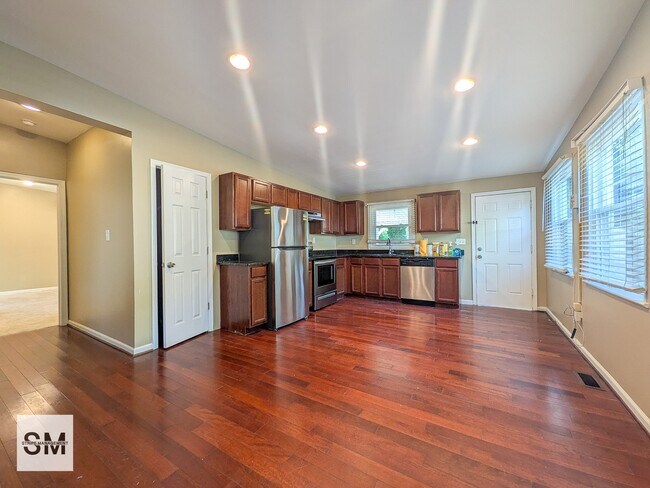 Photo - 127 N Huron Dr