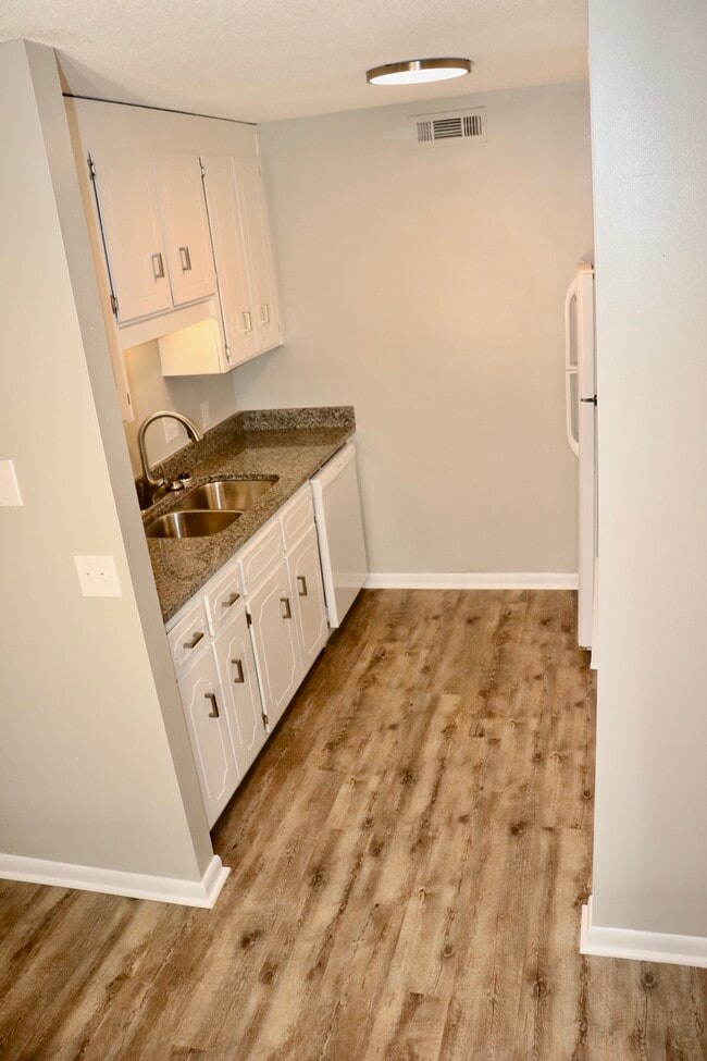 Kitchen - 300 Apache Dr Unit 4C