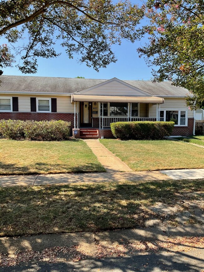 Large ranch home, 1-car garage - Large ranch home, 1-car garage