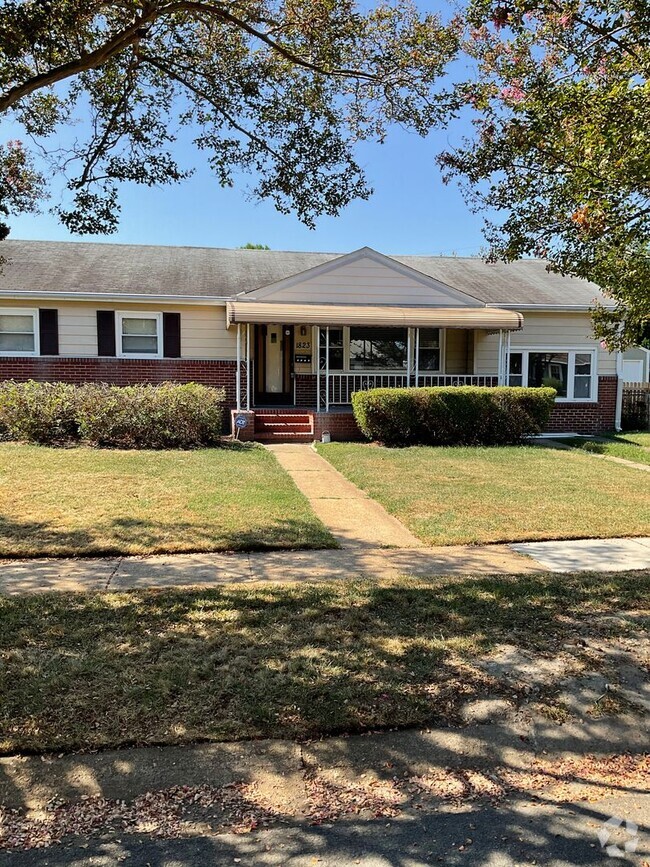 Building Photo - Large ranch home, 1-car garage