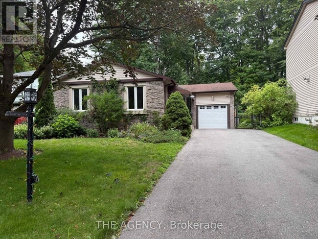 Photo - 323 Waratah Ave