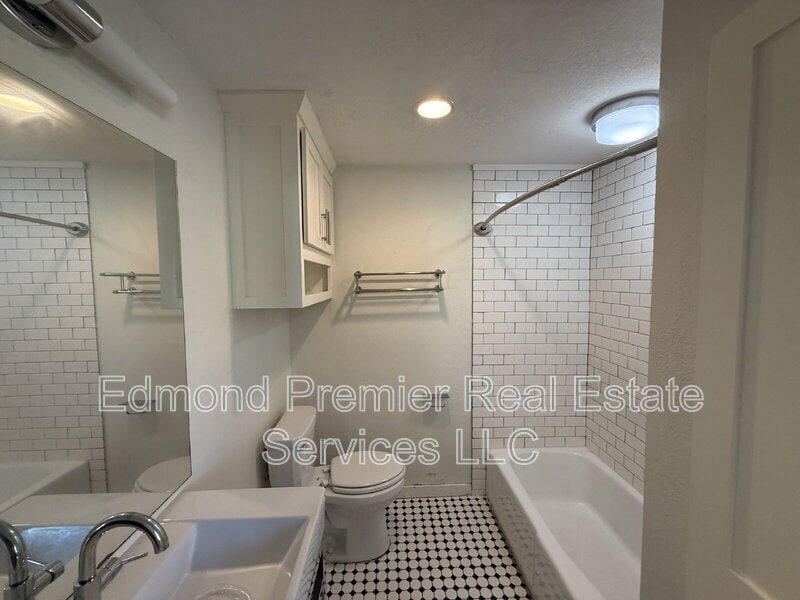 Photo - 205 E Hurd St