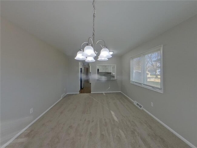 Photo - 931 Market St S