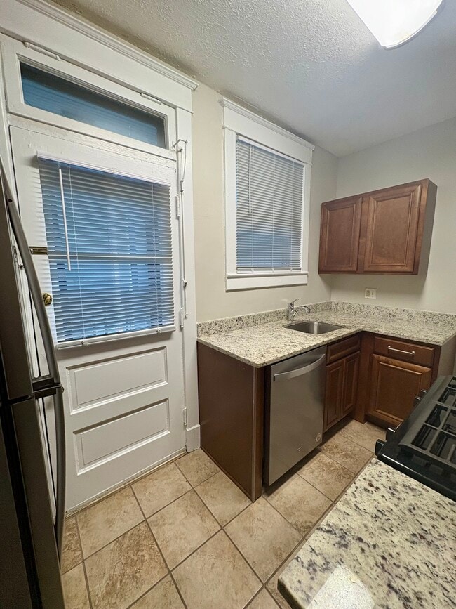 1111-1115 Ray Ave