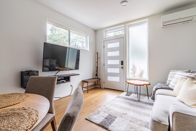 Building Photo - 5109C Phinney Ave N Unit ID1364267P