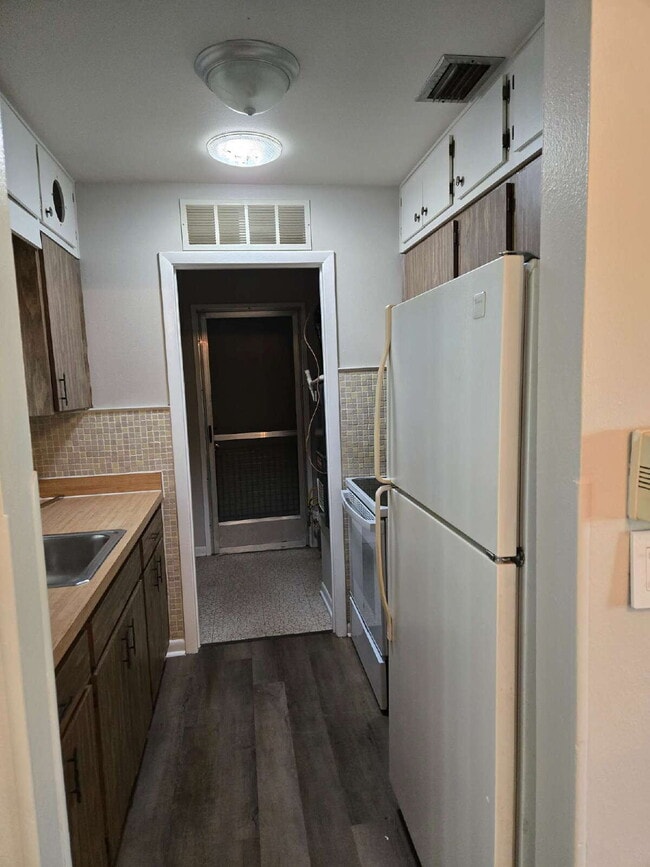 Building Photo - "Charming 2-Bed Rental