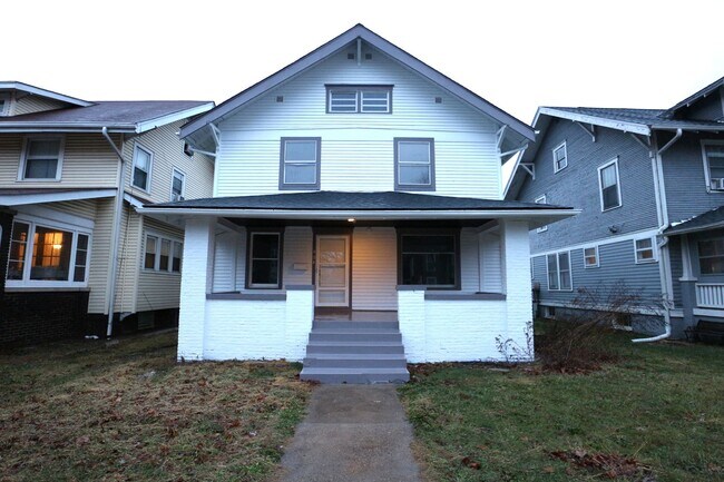 Building Photo - Large Frankfort Home!