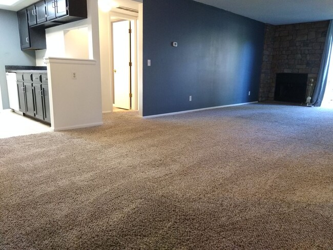Building Photo - Awesome 2 Bedroom 2 Bath Condo w/ Garage P... Unit 103