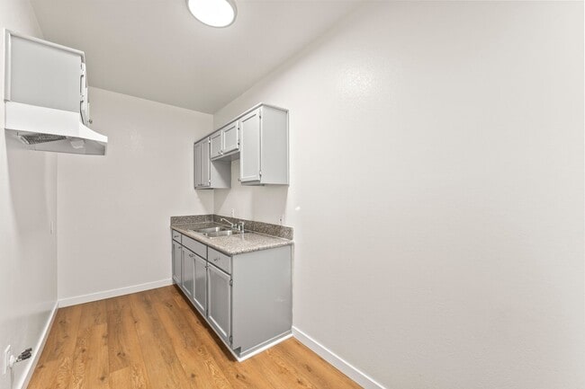 842 W 83rd St Unit 01