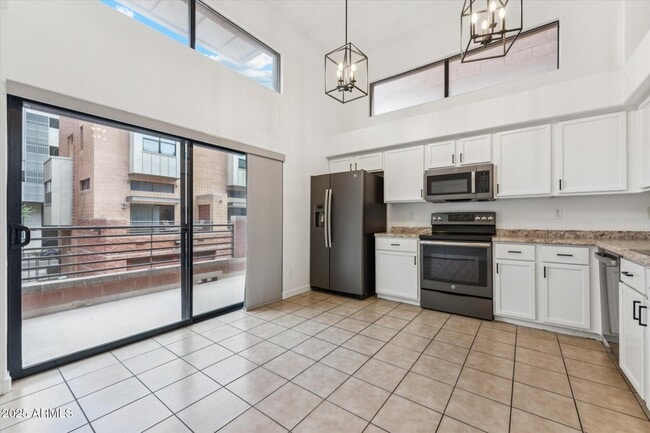 Building Photo - 330 S Farmer Ave Rental