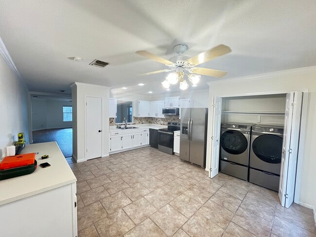 Kitchen and Laundry - 21114 Sierra Cres