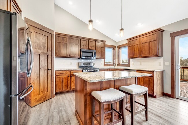 Stainless steel appliances, gas range, granite countertops and oversized pantry - 2262 Pioneer Trl House