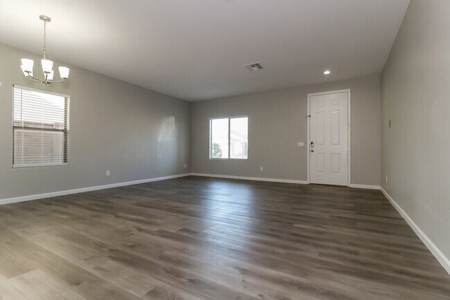 Photo - 953 E Dee St