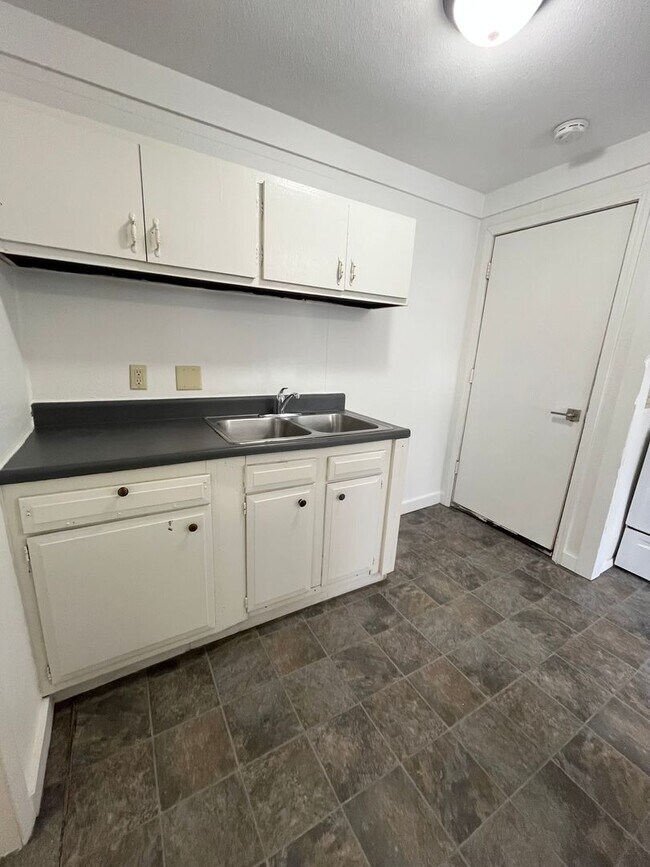 Photo - 426 W 6th St Unit 2