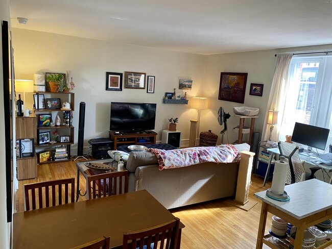 Building Photo - 244-246 S 21st St Unit 4F