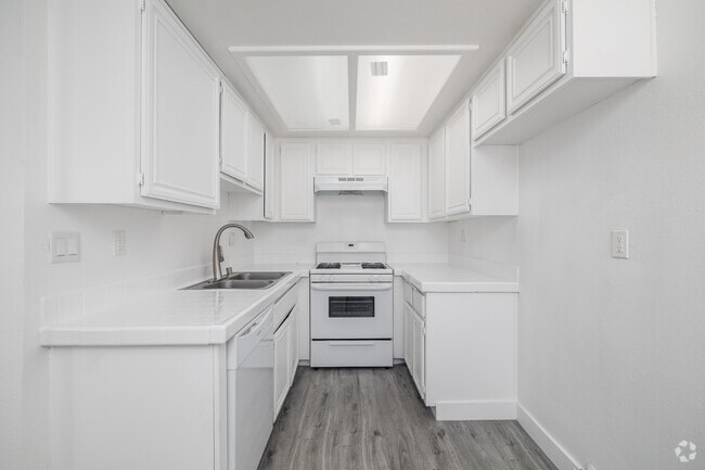 2BR, 2BA - 800SF - Kitchen - 1517 Carson St