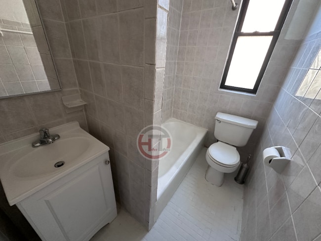 Photo - 3132 Buhre Ave Unit 6