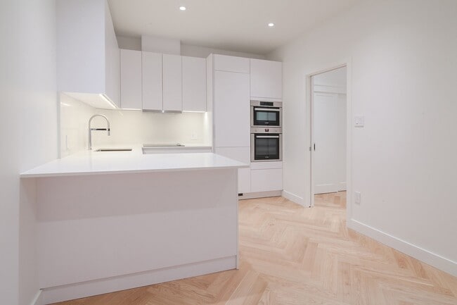 Building Photo - 590 Av. Outremont Unit 105