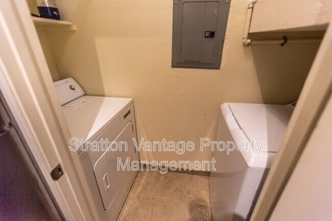 Photo - 5302 E Van Buren St Unidad #3067