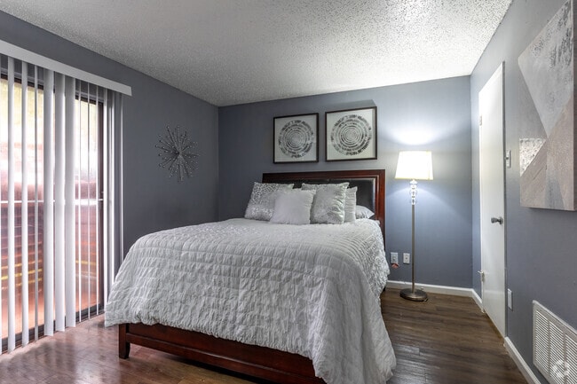 1BR, 1BA - 585SF