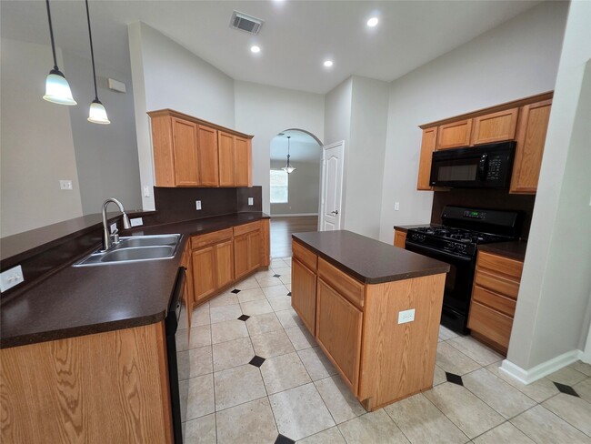 Photo - 2108 Goldfinch Ln
