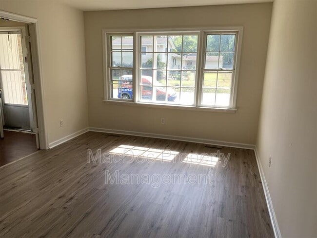 Photo - 918 Churchill Dr