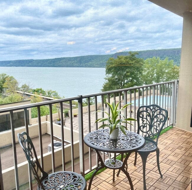 Private balcony! - 1155 Warburton Ave Unidad 4K Rental