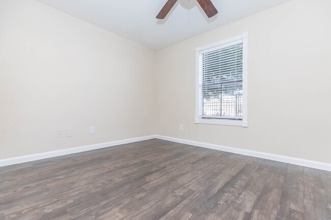 Building Photo - 12335 Antoine Dr Unit 1518