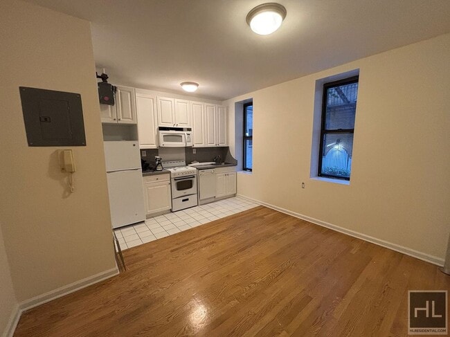 Building Photo - WEST 45 STREET Unit 3B Rental