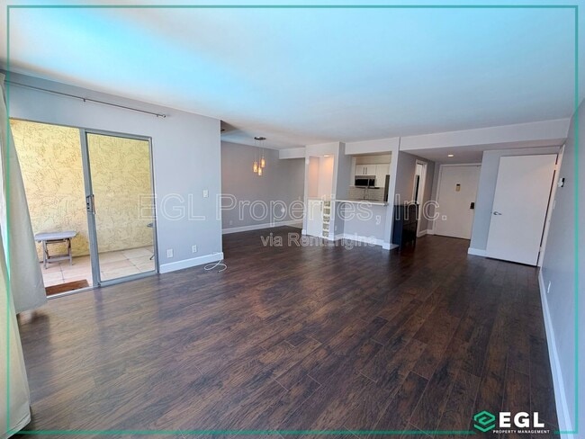 Building Photo - 6275 Canterbury Dr Unit 204