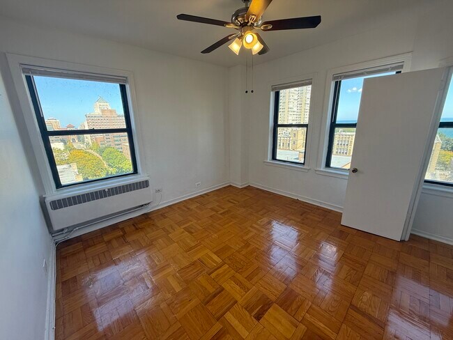 Photo - 6230 N Kenmore Ave Unidad 1607