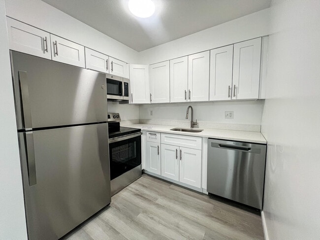 Building Photo - 737 Cove Rd Unit 2D