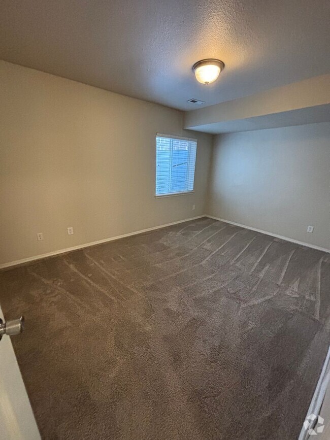 Building Photo - 4 Bedroom, 2.5 Bath Townhome in Greeley