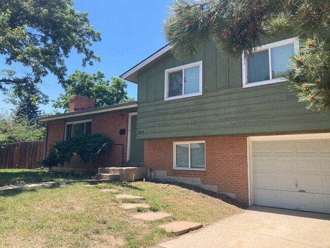 Huge 5BR, large yard, fireplace, big rooms... - Huge 5BR, large yard, fireplace, big rooms... House