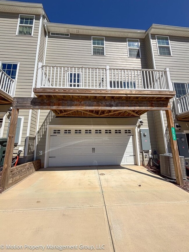 Building Photo - Fully Furnished Townhome!