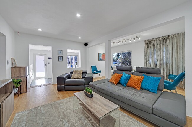 Photo - 2247 Taft St