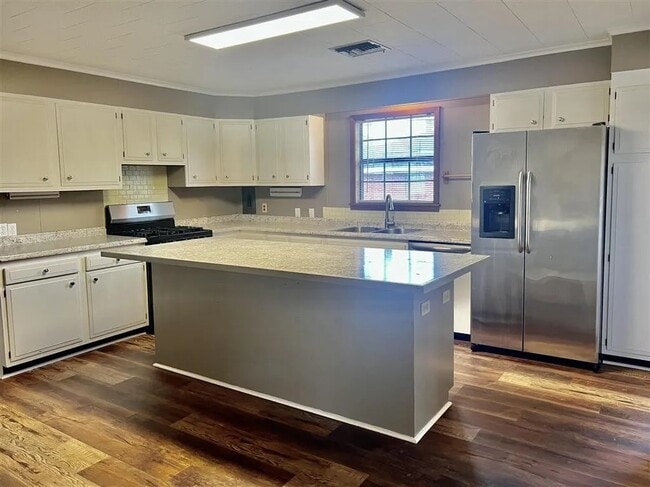 Photo - 108 W 15th St