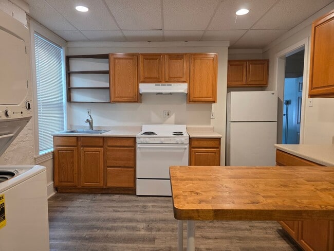 Building Photo - 1420 N Van Buren St Unit 2 Rental