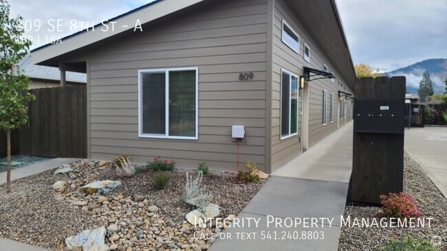 Building Photo - 809 SE 8th St Unit A Rental