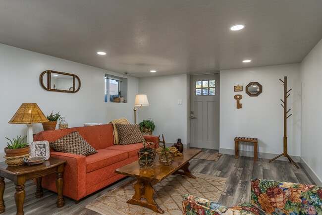 Photo - 957 E Center St Unit 2 Bed 1 Bath Near ISU
