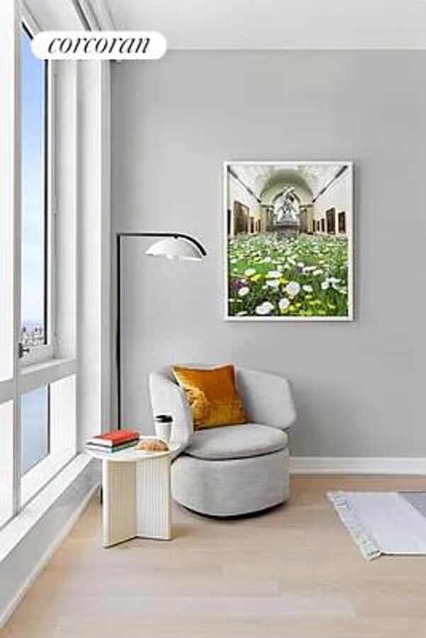 Photo - 555 W 38th St