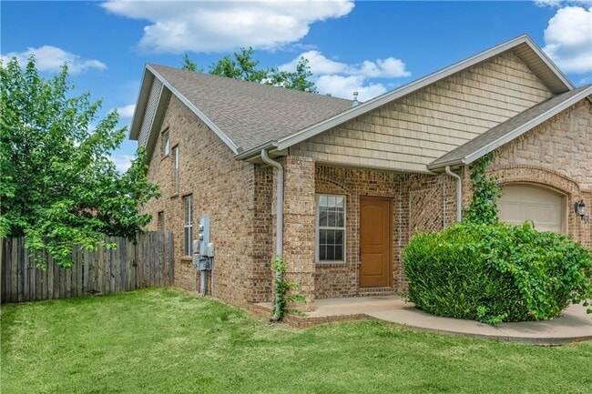 Photo - 602 SW Caprington St Townhome