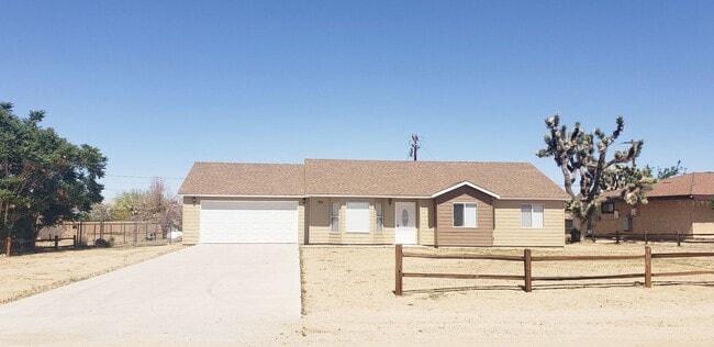 Remodeled 3 bed/2 bath home close to shopping - Remodeled 3 bed/2 bath home close to shopping