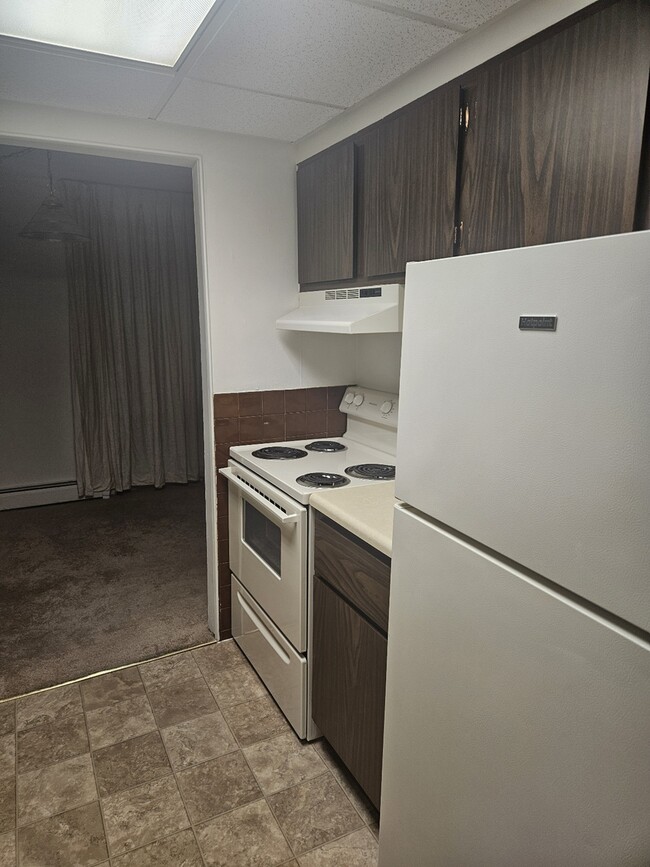 G12 Kitchen Entry Side - Lake Club Apartments