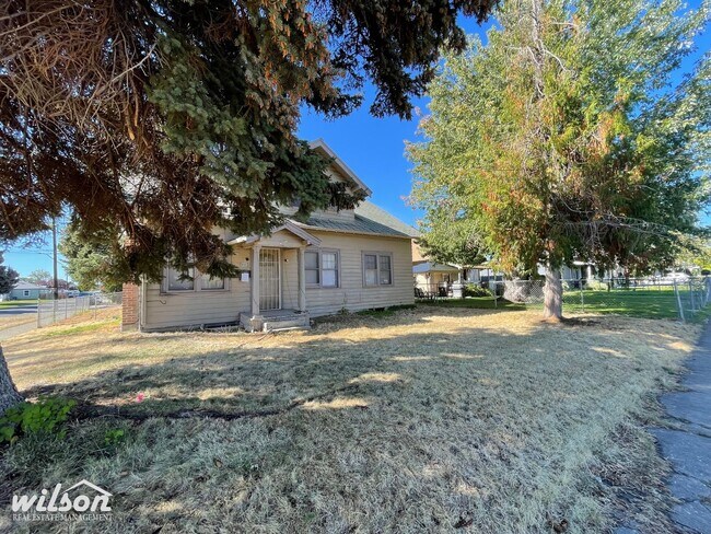 Spacious 4-Bedroom Oasis in the Heart of Y... - Spacious 4-Bedroom Oasis in the Heart of Y... House