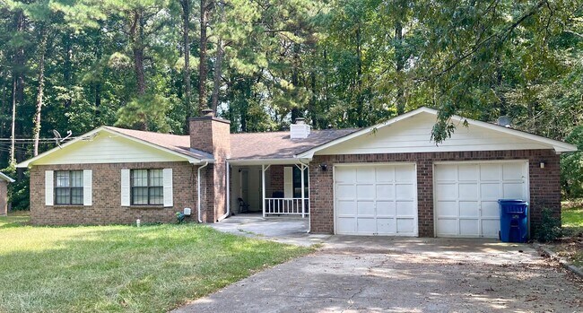 Building Photo - 2 Bed Ranch Duplex with Garage w/ NO Carpet! Rental