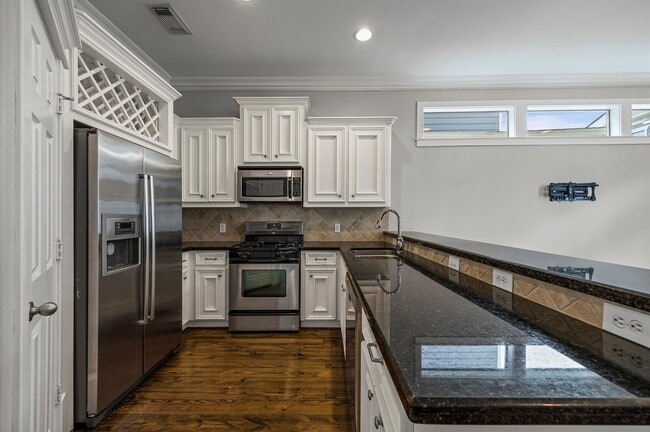 Building Photo - 1126 W 23rd St