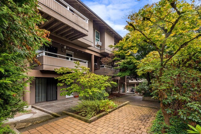 Building Photo - 922 100th Ave NE Unit 221 Rental