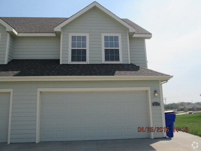 Building Photo - Spacious Townhouse