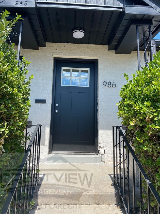 Building Photo - Theall Triplex Unit 986